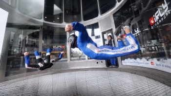 兩位游人在體驗(yàn)新加坡 iFly 風(fēng)洞飛行