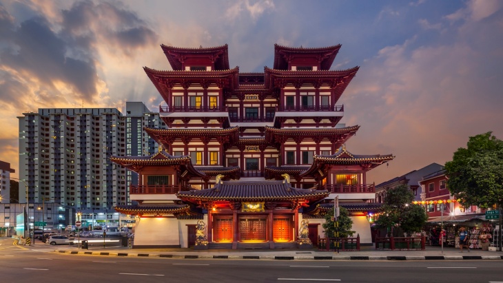 黃昏時分的新加坡佛牙寺龍華院